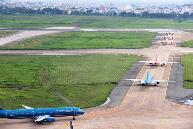 Tạm đóng cửa một đường băng sân bay quốc tế Tân Sơn Nhất - Ảnh 1.