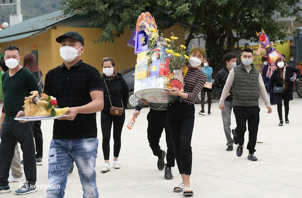  Lào Cai: Hàng nghìn du khách tới dâng lễ Đền ông Hoàng Bảy ngày Rằm tháng Giêng - Ảnh 3.