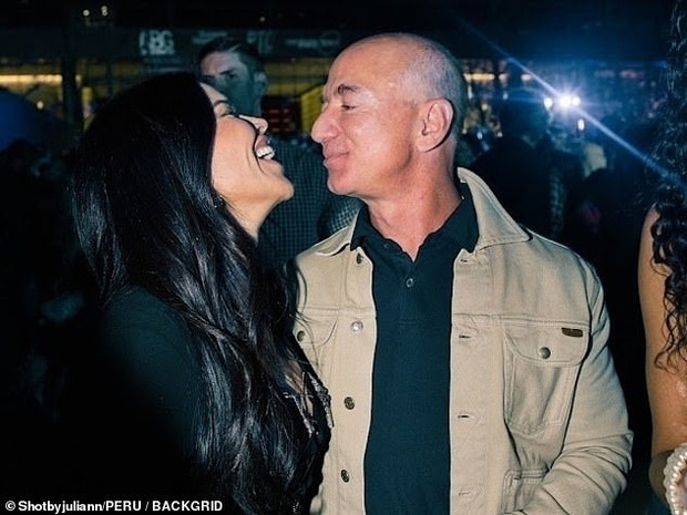 Dân mạng nóng mắt với loạt cảnh ôm hôn người tình chốn công cộng của Jeff Bezos, đồng loạt khuyên tỷ phú nên làm 1 điều - Ảnh 3.