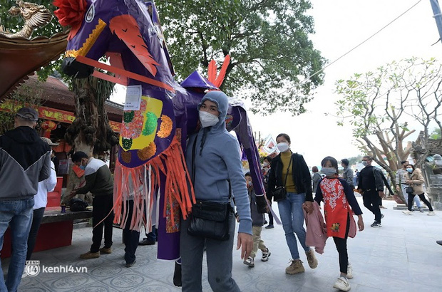  Lào Cai: Hàng nghìn du khách tới dâng lễ Đền ông Hoàng Bảy ngày Rằm tháng Giêng - Ảnh 4.