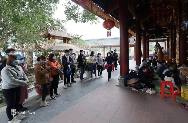  Lào Cai: Hàng nghìn du khách tới dâng lễ Đền ông Hoàng Bảy ngày Rằm tháng Giêng - Ảnh 10.