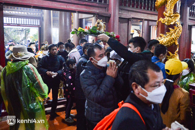 Ảnh: Du khách đội mưa, đổ về chùa Hương dâng lễ từ sáng sớm trong ngày chính thức mở cửa trở lại - Ảnh 13.