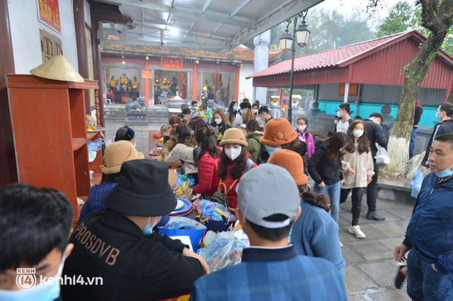 Ảnh: Du khách đội mưa, đổ về chùa Hương dâng lễ từ sáng sớm trong ngày chính thức mở cửa trở lại - Ảnh 15.