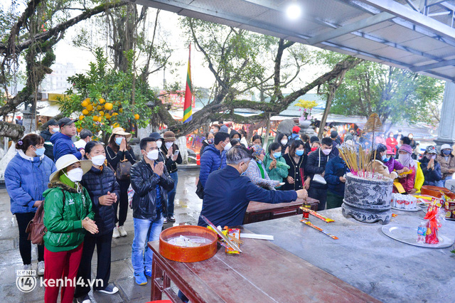 Ảnh: Du khách đội mưa, đổ về chùa Hương dâng lễ từ sáng sớm trong ngày chính thức mở cửa trở lại - Ảnh 16.
