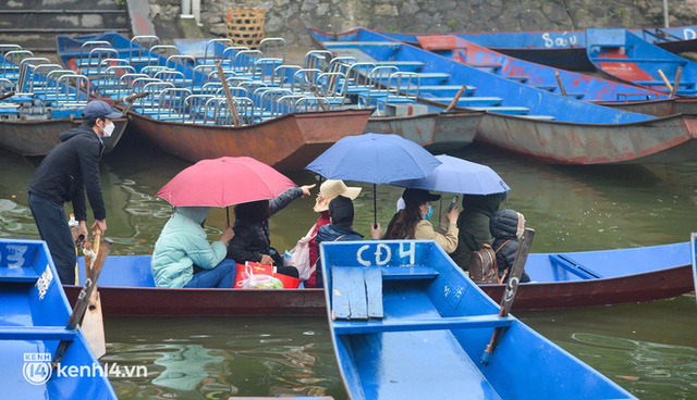 Ảnh: Du khách đội mưa, đổ về chùa Hương dâng lễ từ sáng sớm trong ngày chính thức mở cửa trở lại - Ảnh 6.