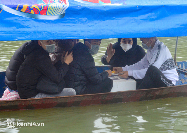 Ảnh: Du khách đánh bài ăn tiền, bỏ khẩu trang trên thuyền, ném tiền lẻ khi đi lễ chùa Hương - Ảnh 8.