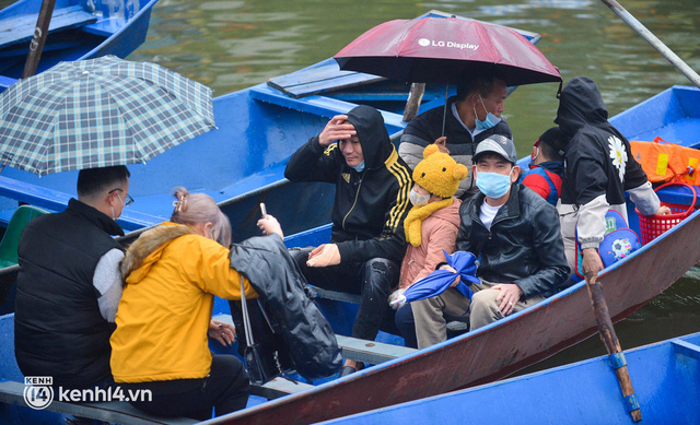Ảnh: Du khách đội mưa, đổ về chùa Hương dâng lễ từ sáng sớm trong ngày chính thức mở cửa trở lại - Ảnh 10.
