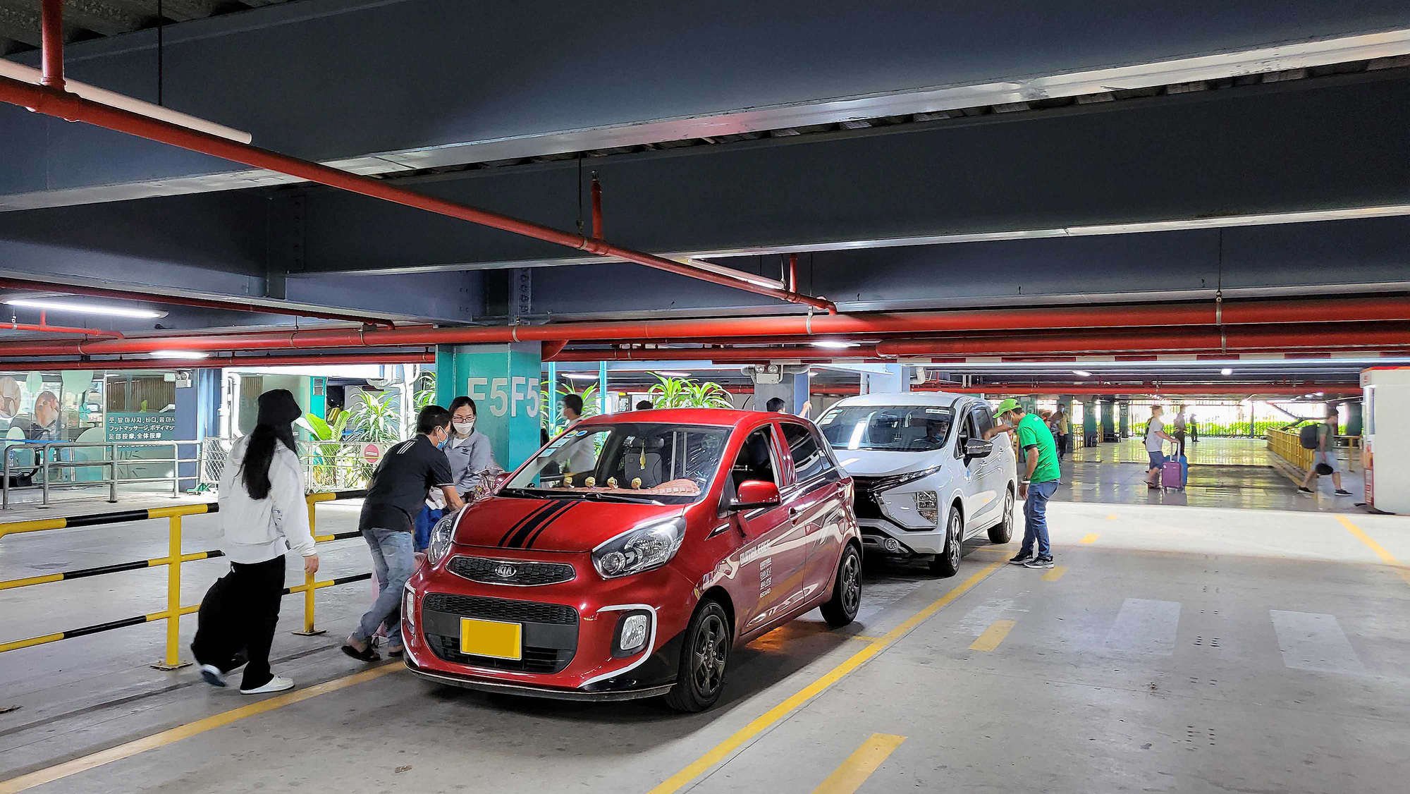 Thắng lợi đầu năm của Grab: Cuối cùng cũng đã có được vị trí đón khách đẹp ở dưới mặt đất tại sân bay Tân Sơn Nhất - Ảnh 2. Thắng lợi đầu năm của Grab: Cuối cùng cũng đã có được vị trí đón khách đẹp ở dưới mặt đất tại sân bay Tân Sơn Nhất - Ảnh 2.