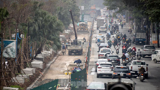 Hình ảnh thi công mở rộng đường Hoàng Quốc Việt sau khi xén dải phân cách và hạ cây xanh - Ảnh 1.