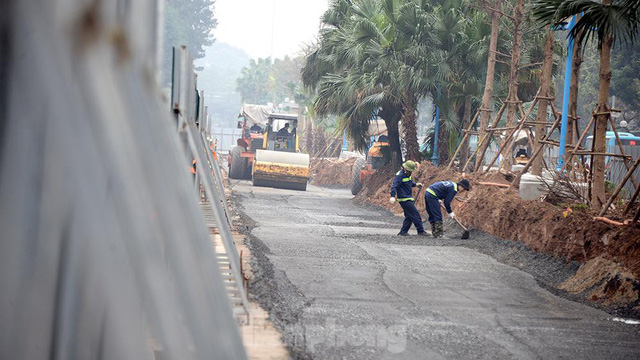 Hình ảnh thi công mở rộng đường Hoàng Quốc Việt sau khi xén dải phân cách và hạ cây xanh - Ảnh 2.