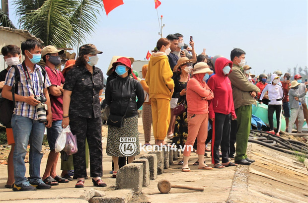  Vụ bé gái 5 tuổi bị cha ném xuống sông: Người mẹ từ TP.HCM đau đớn trở về quê đưa tang, ôm chặt bài vị con - Ảnh 4.