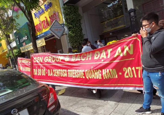  Khách hàng vây trụ sở CEN Homes ở Đà Nẵng, đòi CEN Group trả sổ đỏ  - Ảnh 1.
