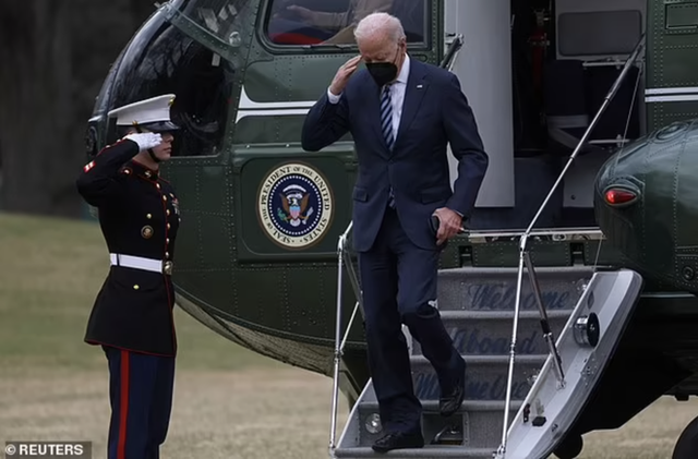 Chiếc iPhone đặc biệt của Tổng thống Joe Biden gây chú ý bởi chi tiết thể hiện quyền lực có 1 không 2  - Ảnh 1.