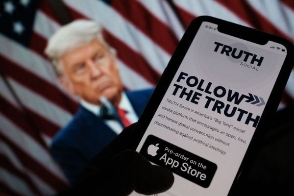 Mạng xã hội của ông Donald Trump chính thức phát hành trên App Store - Ảnh 1.