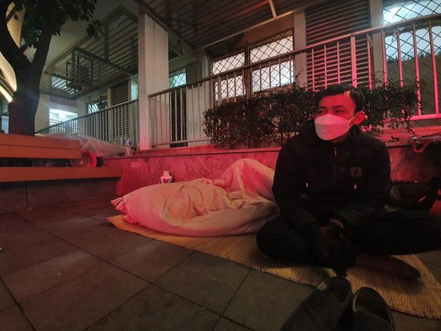  Cảnh người nhà bệnh nhân vạ vật trong đêm lạnh thấu xương ở Hà Nội  - Ảnh 3.