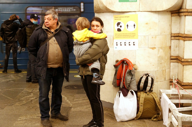  Người dân Ukraine đổ xô đi rút tiền và tích trữ lương thực, trú ẩn ở ga tàu điện ngầm - Ảnh 1.