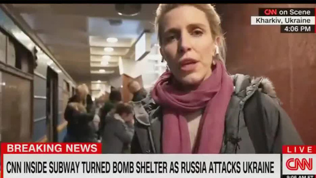  Clarissa Ward: Nữ phóng viên chiến trường của CNN, mạo hiểm tính mạng để tác nghiệp từ Afghanistan cho đến Ukraine - Ảnh 1.