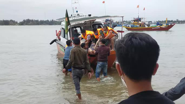  Chủ tịch nước Nguyễn Xuân Phúc chia buồn với gia đình nạn nhân vụ chìm tàu ở Quảng Nam - Ảnh 1.