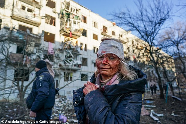  Người phụ nữ biểu tượng về sự tàn phá ở Ukraine: Hình ảnh before - after gây khắc khoải - Ảnh 2.