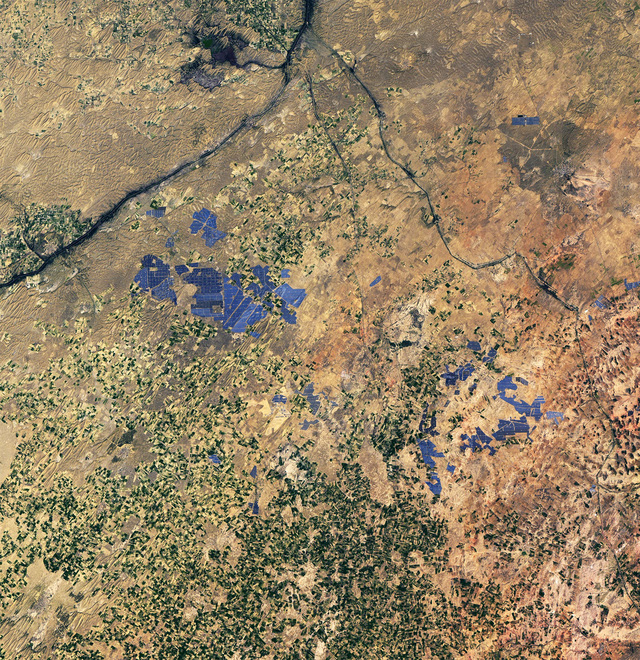 Từ độ cao 705km, vệ tinh chụp hình ảnh hàng triệu tấm pin năng lượng mặt trời phủ một góc sa mạc - Ảnh 2.