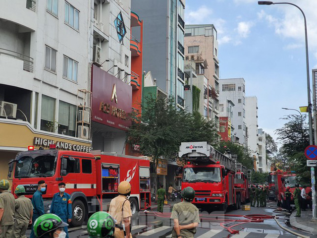 Cháy khách sạn ở trung tâm TPHCM, 3 người mắc kẹt được giải cứu - Ảnh 3.