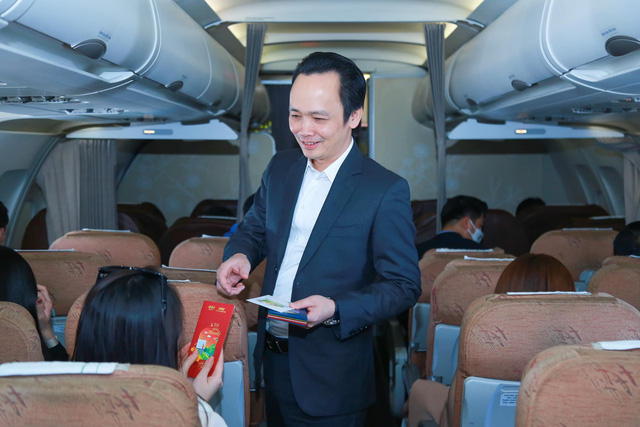 Chủ tịch Trịnh Văn Quyết mừng tuổi đầu năm nhân viên tại sân bay Nội Bài, hành khách bay chuyến đầu năm cũng có lộc  - Ảnh 5.