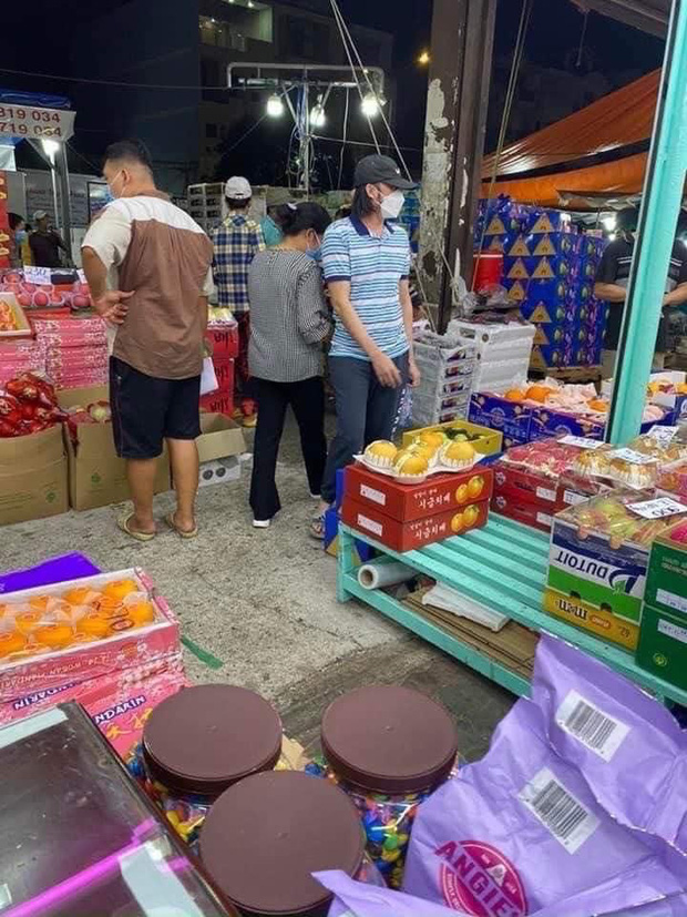  Xôn xao hình ảnh NS Hoài Linh ra chợ bán hoa quả vào dịp Tết? - Ảnh 1.