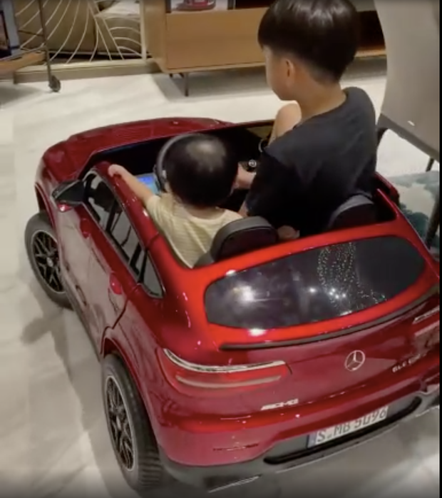  Bóc quà của dàn rich kid Vbiz: Cường Đô La - Đức Huy trao cho con xe bạc tỷ, 1 đại gia tặng ái nữ 3 căn biệt thự! - Ảnh 3.
