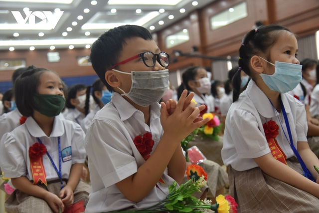 Học sinh từ lớp 1 đến lớp 6 thuộc 18 huyện, thị xã của Hà Nội trở lại trường học trực tiếp  - Ảnh 1.