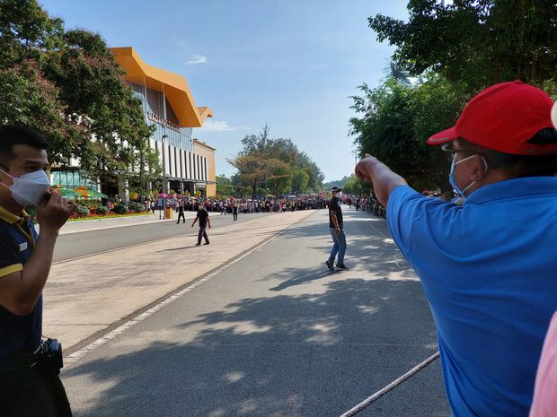  Núi Bà Đen đông kinh hoàng ngày đầu năm: Nhiều xe quay đầu vì đường kẹt cả cây số, có gia đình còn… cắm trại dưới chân núi - Ảnh 14.