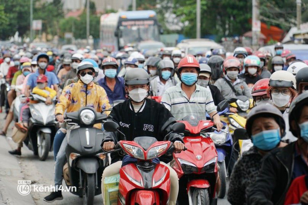  Người dân lũ lượt quay lại TP.HCM và Hà Nội sau kỳ nghỉ Tết, nhiều tuyến đường ùn tắc - Ảnh 1.