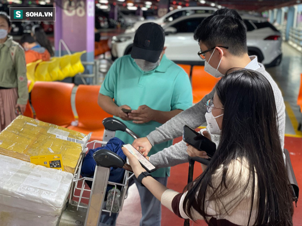  Taxi công nghệ, xe dịch vụ sân bay Tân Sơn Nhất tăng giá gấp đôi, khách bấm bụng đặt xe - Ảnh 1.