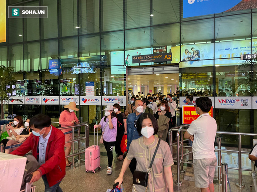  Sân bay Tân Sơn Nhất đông nghẹt ngày mồng 6 Tết, ga đi lại vắng tanh - Ảnh 1.