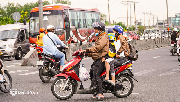  Người dân lũ lượt quay lại TP.HCM và Hà Nội sau kỳ nghỉ Tết, nhiều tuyến đường ùn tắc - Ảnh 14.