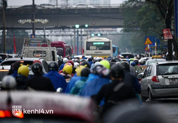  Người dân lũ lượt quay lại TP.HCM và Hà Nội sau kỳ nghỉ Tết, nhiều tuyến đường ùn tắc - Ảnh 15.