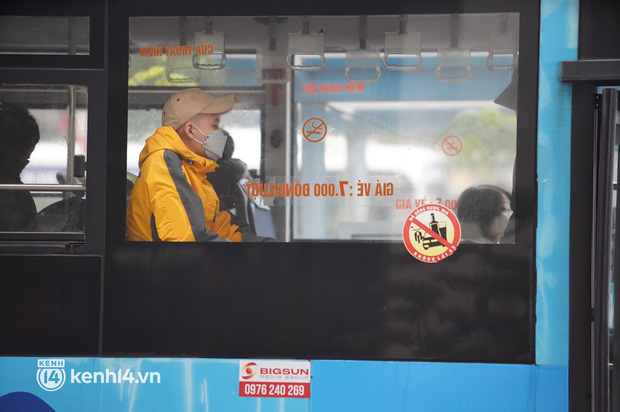  Người dân lũ lượt quay lại TP.HCM và Hà Nội sau kỳ nghỉ Tết, nhiều tuyến đường ùn tắc - Ảnh 37.