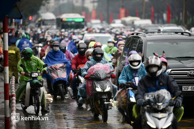  Người dân lũ lượt quay lại TP.HCM và Hà Nội sau kỳ nghỉ Tết, nhiều tuyến đường ùn tắc - Ảnh 43.