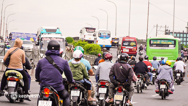  Người dân lũ lượt quay lại TP.HCM và Hà Nội sau kỳ nghỉ Tết, nhiều tuyến đường ùn tắc - Ảnh 8.