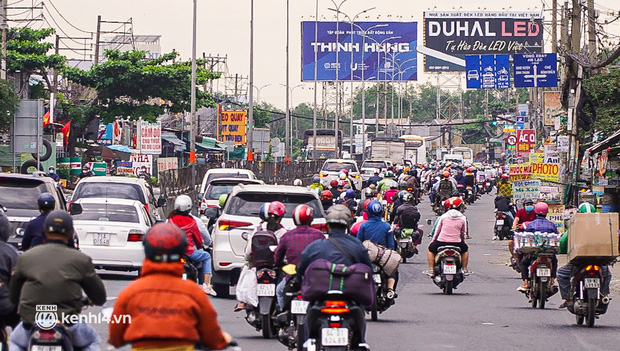  Người dân lũ lượt quay lại TP.HCM và Hà Nội sau kỳ nghỉ Tết, nhiều tuyến đường ùn tắc - Ảnh 9.