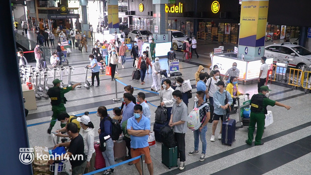 Ảnh, clip: Sân bay Tân Sơn Nhất đông nghẹt khách chiều mùng 7 Tết, nhiều người chờ hàng giờ để đón taxi - Ảnh 2.