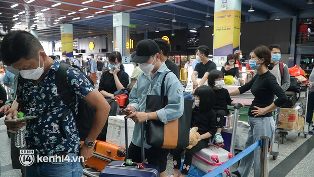 Ảnh, clip: Sân bay Tân Sơn Nhất đông nghẹt khách chiều mùng 7 Tết, nhiều người chờ hàng giờ để đón taxi - Ảnh 7.