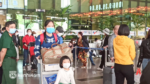 Ảnh, clip: Sân bay Tân Sơn Nhất đông nghẹt khách chiều mùng 7 Tết, nhiều người chờ hàng giờ để đón taxi - Ảnh 11.