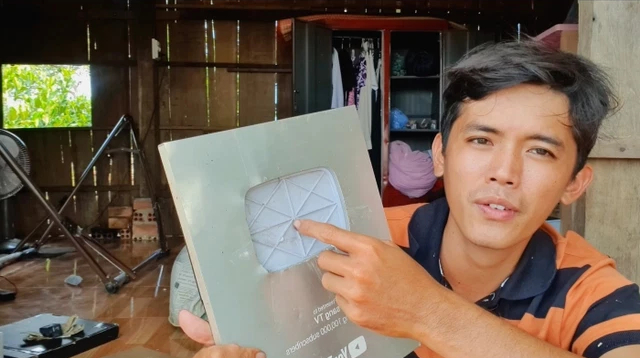YouTuber nghèo nhất Việt Nam mới bị trộm đột nhập phá huỷ nút Vàng YouTube là ai? - Ảnh 1.