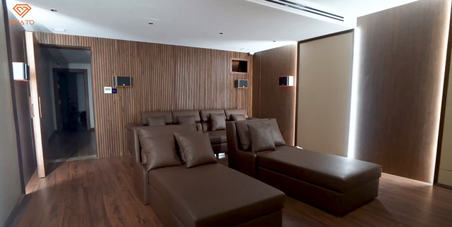  Không gian sống chuẩn resort trong căn biệt thự 500m2 bên bờ sông Hàn: Phòng khách rộng 100m2 với nội thất làm từ gỗ óc chó, riêng bộ đèn chùm đã trị giá 1 tỉ đồng,  - Ảnh 16.