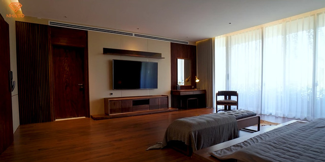  Không gian sống chuẩn resort trong căn biệt thự 500m2 bên bờ sông Hàn: Phòng khách rộng 100m2 với nội thất làm từ gỗ óc chó, riêng bộ đèn chùm đã trị giá 1 tỉ đồng,  - Ảnh 18.