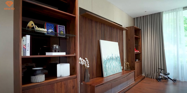  Không gian sống chuẩn resort trong căn biệt thự 500m2 bên bờ sông Hàn: Phòng khách rộng 100m2 với nội thất làm từ gỗ óc chó, riêng bộ đèn chùm đã trị giá 1 tỉ đồng,  - Ảnh 23.