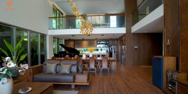  Không gian sống chuẩn resort trong căn biệt thự 500m2 bên bờ sông Hàn: Phòng khách rộng 100m2 với nội thất làm từ gỗ óc chó, riêng bộ đèn chùm đã trị giá 1 tỉ đồng,  - Ảnh 5.