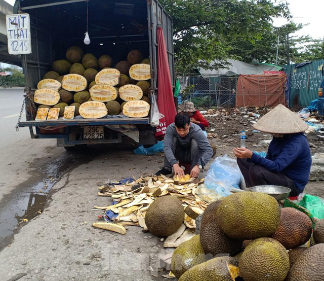 Nông sản xuất khẩu ách tắc, bày bán tràn ngập trên phố Hà Nội - Ảnh 4.