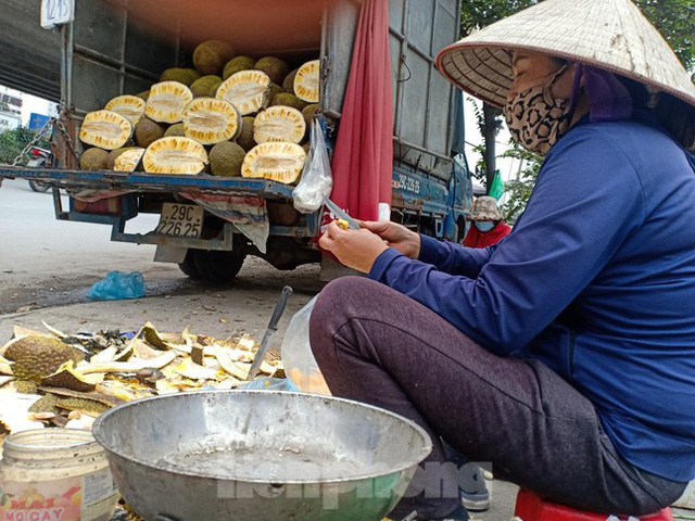 Nông sản xuất khẩu ách tắc, bày bán tràn ngập trên phố Hà Nội - Ảnh 5.