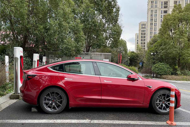  Cắm sạc chưa được nửa tiếng, chủ xe Tesla tái mặt khi thấy con số trên hóa đơn  - Ảnh 1.